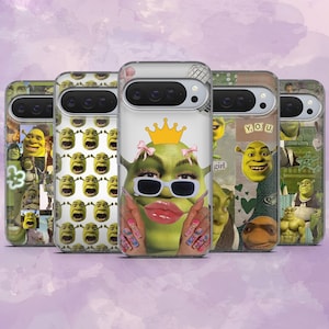 Puede incluir: Una colección de cinco fundas para teléfono con diseños temáticos de Shrek. Las fundas muestran varias imágenes del personaje, incluida una versión glamurosa con gafas de sol, una corona y uñas largas. Otras fundas tienen caras de Shrek repetidas.