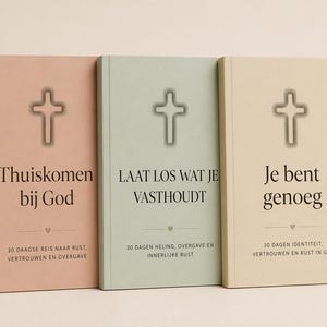 Op de afbeelding: Drie hardcover boeken met een kruisontwerp op de kaft. De boeken zijn in tinten roze, groen en beige. Elk boek heeft Nederlandse tekst, waaronder "Thuiskomen bij God" en "Je bent genoeg".