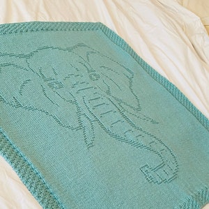 Pode incluir: Um cobertor de beb&eacute; de malha azul claro com um design de elefante.