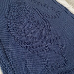 Pode incluir: Um cobertor de beb&eacute; azul de malha com um desenho de impress&atilde;o de p&eacute; de beb&eacute; branco de malha.