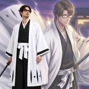 Op de afbeelding: Een persoon draagt een witte kimono-achtige robe met zwarte randen en een zwarte onder-kimono, vastgebonden met een witte sjerp. De robe heeft een kenmerkend patroon van zwarte ovalen. De persoon houdt een zwaard vast.