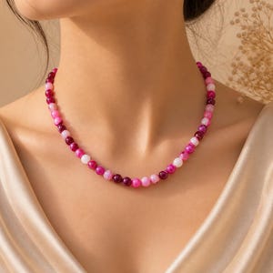 Halsband med rosa agatpärlor 8 mm, fasetterat runt halsband med rosa ädelstenar, eleganta minimalistiska smycken, handgjort elegant halsband med rosa stenar