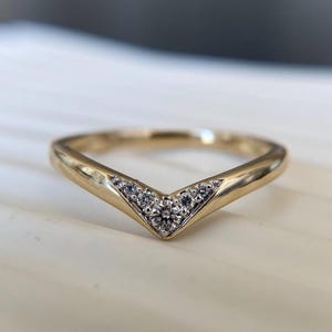 Anel em ouro 14K com diamante redondo de laboratório de 0,22 quilates em formato de chevron, aliança curva para encaixar em outras alianças, anel de compromisso para ela.
