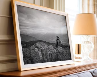 Zwart-wit fotoprint van een berglandschap, minimalistische wanddecoratie, digitale kunstdownload