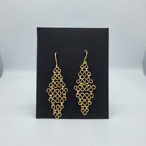 Puede incluir: Un juego de tres tazas de cerámica con un acabado mate moteado. Las tazas son de color crema, gris claro y gris oscuro. Cada taza tiene un diseño simple y minimalista.