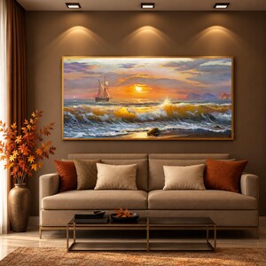 Op de afbeelding: Een rechthoekige wandkunstprint met een olieverfschilderij van een zeilboot op een onrustige oceaan bij zonsondergang. De scène toont gouden golven die tegen een kustlijn slaan onder een levendige oranje en paarse lucht.
