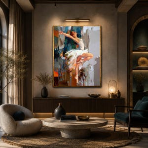 Peut inclure: Peinture abstraite d'une ballerine en tutu blanc, en pleine chorégraphie. L'œuvre présente un cadre doré et un fond coloré avec des nuances de bleu, d'orange et de gris. Le tableau est exposé dans un salon moderne.