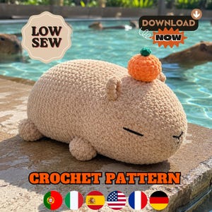 Peut inclure: Une peluche capybara en crochet beige avec un petit fruit orange sur la tête. Le jouet a les yeux fermés et un nez cousu simple. Le texte sur l'image indique LOW SEW, DOWNLOAD NOW et CROCHET PATTERN, avec plusieurs icônes de drapeaux nationaux.