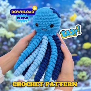 Peut inclure: Un jouet pieuvre en crochet bleu avec huit tentacules en spirale dans des nuances de bleu allant du clair au foncé. Le jouet possède des yeux de sécurité noirs et un sourire brodé. Le texte indique DOWNLOAD NOW, EASY!, et CROCHET PATTERN.