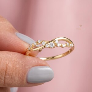14K massivt guld diamantring, elegant liten moissanit med split shank Möbius band i vintagestil för kvinnor