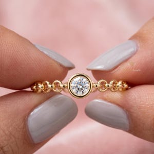 Solitaire Chain Link Ring – Bezel Set Moissanite Diamond, Minimalist Gold Band