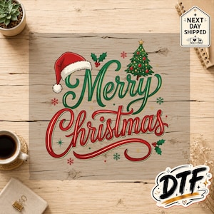 Op de afbeelding: Een grafisch ontwerp met de tekst Merry Christmas in groene en rode cursieve letters. Het ontwerp bevat een rode kerstmuts, een versierde groene kerstboom, hulstbessen en kleine sneeuwvlokken op een achtergrond van licht houtnerf.