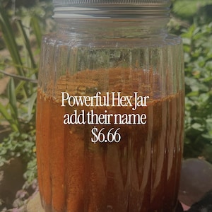 Peut inclure: Un bocal en verre transparent à côtes verticales rempli d'une substance liquide texturée orange foncé. Le bocal est doté d'un couvercle à vis en métal argenté. Le texte imprimé sur le devant indique : Powerful Hex Jar add their name $6.66.