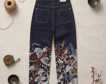 Pantalones de mezclilla y lino bordados a mano con estampado artístico de dragón floral, pierna ancha y diseño único.