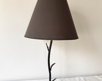 Lampe de table Sweet des années 90 en fer forgé avec motif en forme de feuille et abat-jour marron