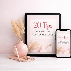 Peut inclure: Une impression numérique et un smartphone affichent le texte "20 conseils pour renforcer votre confiance en soi". Un vase rose avec des fleurs séchées, un stylo, un bloc-notes et une tasse de café avec une soucoupe sont également présents. Des trombones dorés ajoutent une touche d'élégance.