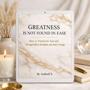 Peut inclure: Une tablette numérique affichant une couverture de livre avec un fond en marbre blanc et doré. Le texte indique : GREATNESS IS NOT FOUND IN EASE, How to Transform Yourself Through Effort, Discipline, and Inner Courage, By Anabela S.