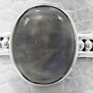 Anillo de piedra lunar con banda de cuentas / Plata de ley 925 / Anillo minimalista con gema ovalada / Joyería bohemia etérea / Regalo delicado y único para ella