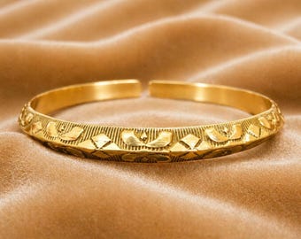 Brazalete Celestial de Latón Tono Dorado – Pulsera Abierta Grabada con Luna y Estrella