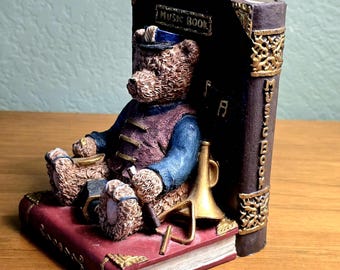 Teddybeer zittend op een boek, muziekboek, hars, enkele boekensteun, kinderkamer, babykamer