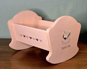 Vintage houten poppenbedje/wiegje in roze met hartjespatroon