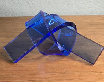 Nudo de amor decorativo de acrílico azul eléctrico, grande, de 7 pulgadas.