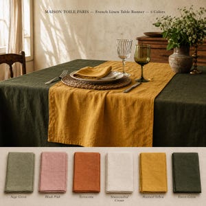 Peut inclure: Une table dressée avec un chemin de table en lin jaune moutarde et une nappe vert foncé. L'image comprend une assiette avec une serviette pliée, un verre à vin et une fourchette. Le texte indique "MAISON TOILE PARIS - French Linen Table Runner - 6 Colors."