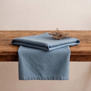 Peut inclure: Ensemble de trois mugs en céramique avec une finition mate et mouchetée. Les tasses sont de couleur crème, gris clair et gris foncé. Chaque mug a un design minimaliste et une anse arrondie.
