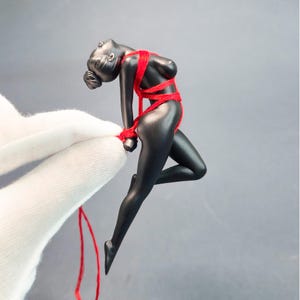 Shibari Girl Resin Figurine - Kinbaku Rope Art, hängande hänge & nyckelring