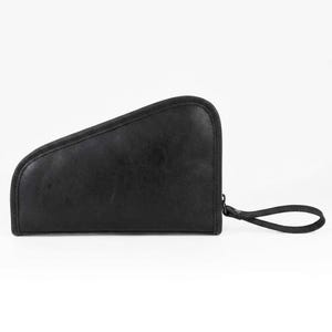 Può includere: Una custodia in pelle nera con la parte superiore curva e un piccolo cinturino da polso. La custodia è rettangolare con angoli arrotondati e una chiusura a cerniera. La pelle ha un aspetto leggermente strutturato.