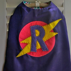Capa roxa personalizada de super-herói