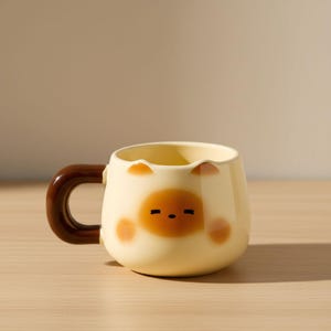 Puede incluir: Un conjunto de tres botes de cerámica con tapas, con un patrón geométrico en tonos azules, blancos y grises. Los botes varían en tamaño, adecuados para el almacenamiento en la cocina.