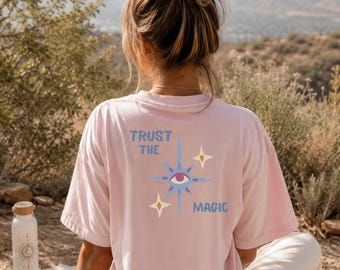 Oversize Shirt Damen mit Rückenprint – Spirituelles Statement T-Shirt – Trust the Magic – Baumwollshirt Unisex – Geschenk für Frauen