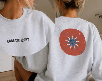 Radiate Light Sweatshirt Damen, Pullover mit Rückenprint, Sun & Moon Sweater, Boho Sweatshirt, Celestial Pullover, Geschenk für Sie