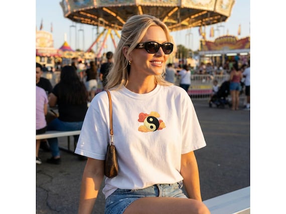 Yin Yang Shirt Damen, Spirituelles Meditation T-Shirt, Minimalistisches Boho Top, Balance Zen Design Tee, Geschenk Idee für Sie, Mom Sweater