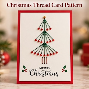 Puede incluir: Una tarjeta de felicitación blanca con borde rojo que presenta un diseño de árbol de Navidad hecho con hilo verde y pequeñas cuentas rojas. El texto Merry Christmas está impreso en negro debajo del árbol, flanqueado por dos iconos de acebo.