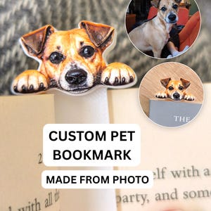 Può includere: Un segnalibro personalizzato con l'illustrazione dettagliata di un cane marrone e bianco con orecchie scure che spunta dalla parte superiore di un libro. Il testo recita CUSTOM PET BOOKMARK MADE FROM PHOTO e mostra due inserti fotografici.