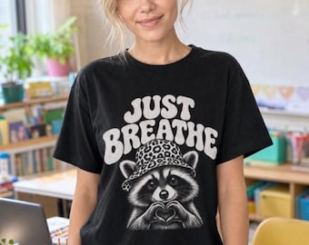 Camiseta "Just Breathe" para mujer / Camiseta con estampado de mapache y leopardo / Regalo de autocuidado para maestras / Camiseta motivadora para educadoras abrumadas