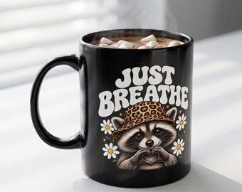 Taza de café "Just Breathe", regalo divertido para profesores abrumados (menos de 25 €), taza con diseño de mapache, regalo de cumpleaños para profesores, taza con estampado de leopardo y margaritas.
