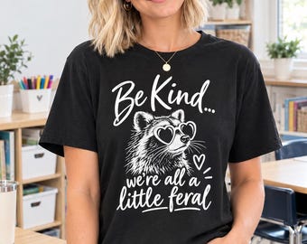 Camiseta "Sé amable" "Todos somos un poco salvajes" Regalo para amantes de los mapaches Ropa divertida para el aula Regalo para ella Camiseta para maestra estresada
