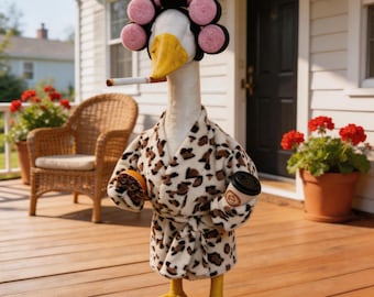 Leopard Print Robe Spa Kit für 23-Zoll-Veranda-, Hof- und Bauernhofdekorationen, schrullige 23-Zoll-Gänsekostüme, Bademantel und Lockenwickler-Outfit