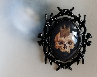 Painting of martinefa "Souverain" (Sovereign) mounted in brooch, gothic style