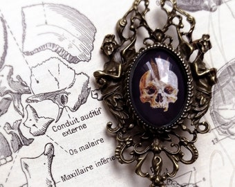 Painting of martinefa &quot;Souverain&quot; (Sovereign) mounted in brooch, reliquary style