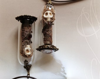 Delicate curiosity in a pendant « Momie Antidote » ("Mummy Antidote")