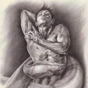Peut inclure: Dessin au crayon détaillé d'une personne avec un serpent enroulé autour d'elle. La personne est allongée, les yeux fermés et les bras levés. La tête du serpent est près du torse de la personne.