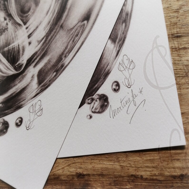 Pu&ograve; includere: Due stampe artistiche in scala di grigi raffiguranti un disegno dettagliato di un bicchiere con goccioline d'acqua. Le stampe sono firmate "Martine fa" con decorazioni. Lo sfondo &egrave; una superficie di legno.