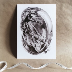 Pu&ograve; includere: Stampa artistica in bianco e nero di una sirena all'interno di una bolla. La sirena ha lunghi capelli fluenti e una coda di pesce dettagliata. L'opera d'arte &egrave; su una carta bianca, con un nastro con la scritta "Handmade".