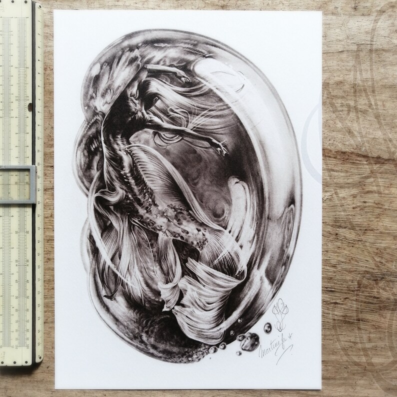 Pu&ograve; includere: Illustrazione in bianco e nero di una sirena all'interno di una bolla. La sirena ha lunghi capelli fluenti e una coda di pesce. L'opera d'arte &egrave; firmata in basso a destra. L'immagine &egrave; su sfondo bianco.