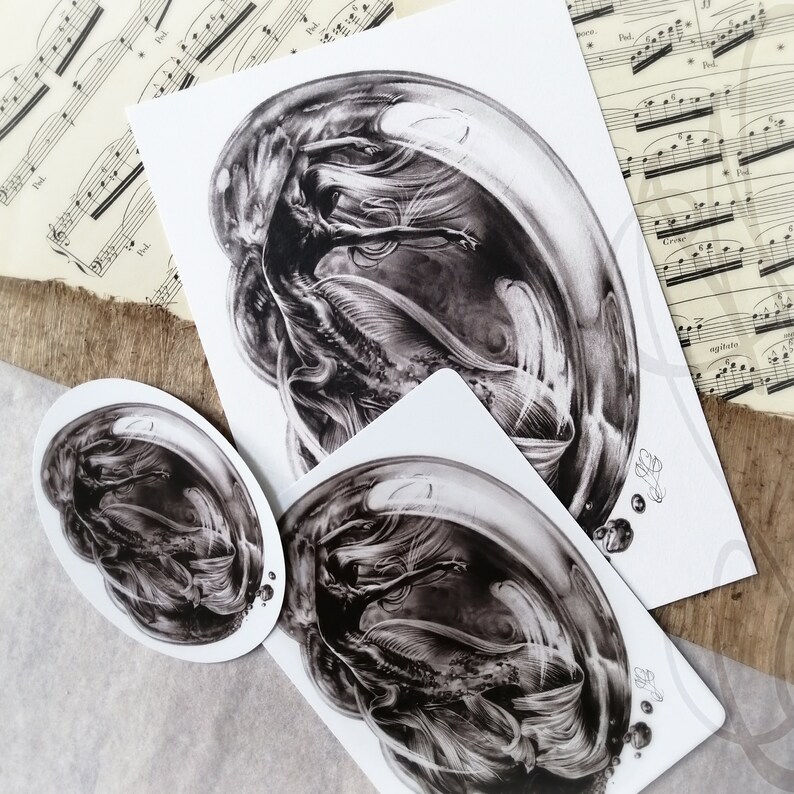 Pu&ograve; includere: Stampe artistiche e adesivi in bianco e nero con un'illustrazione dettagliata di una figura all'interno di una forma a bolla. L'opera d'arte ha una qualit&agrave; surreale ed eterea, con linee fluide e ombreggiatura. Sfondo di spartiti musicali.