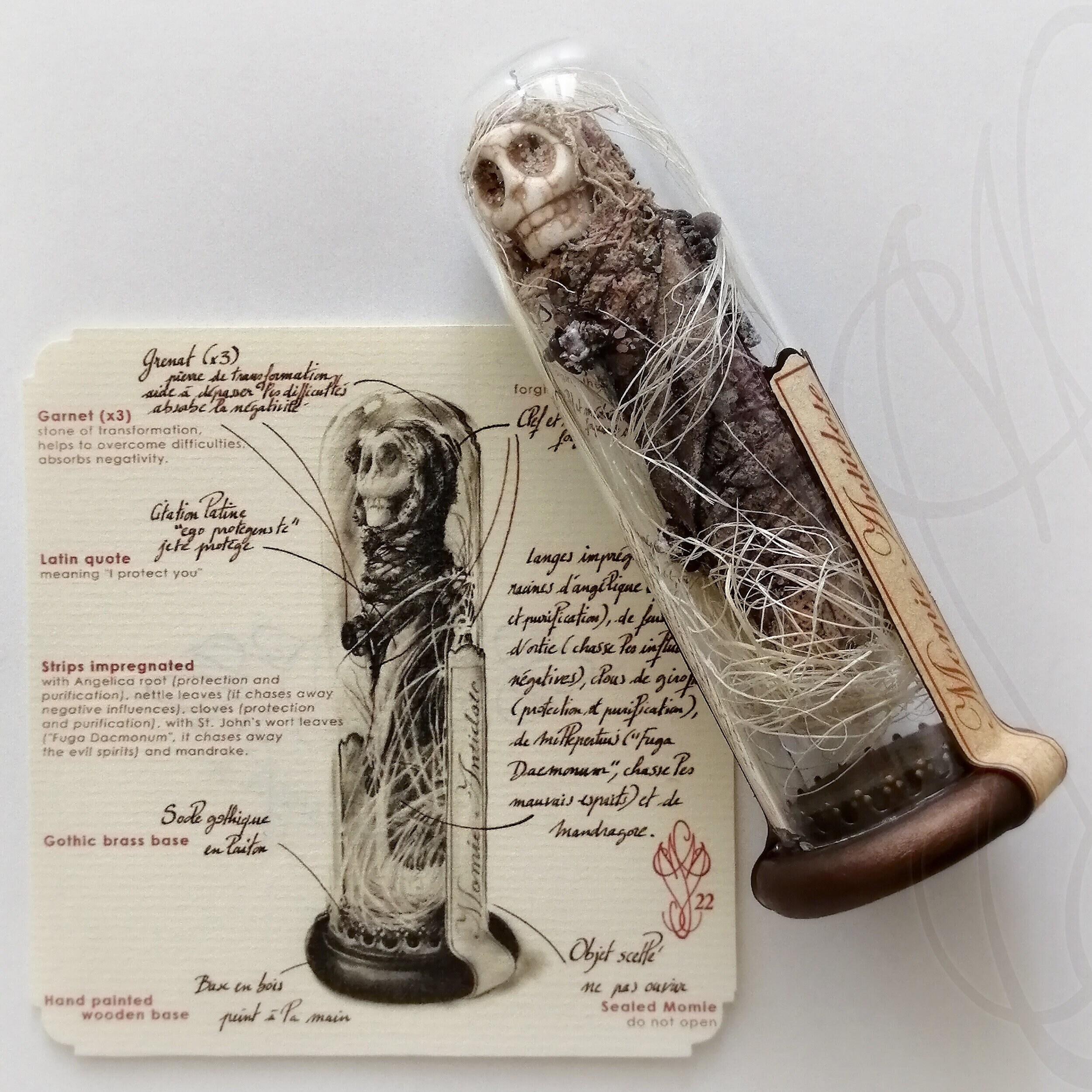 Delicate lucky charm curiosity in reliquary "Momie Antidote" - Large format